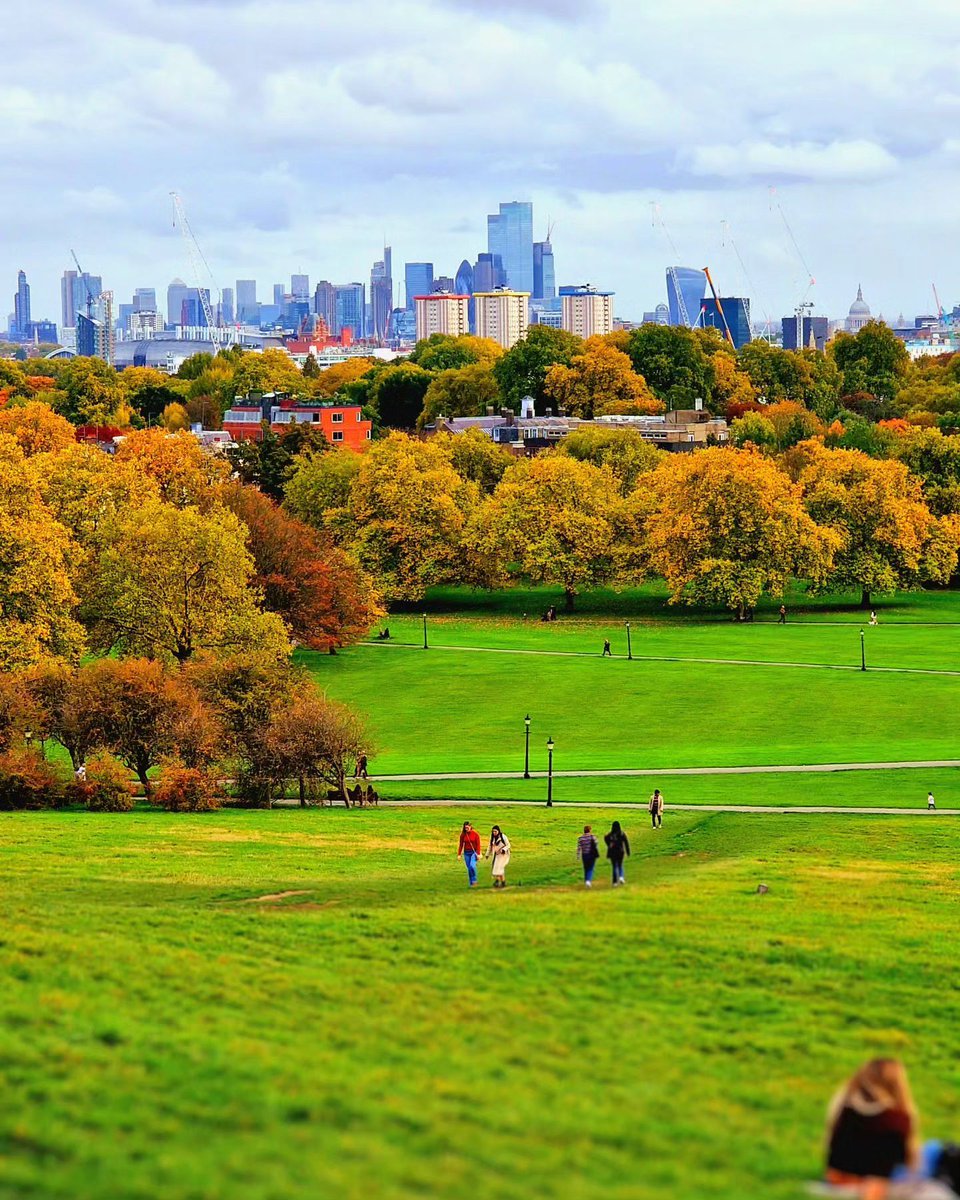 🌸 Discover London's stunning views and springtime vibe! Don't miss out on the perfect spot for a leisurely stroll or a picnic with pals. #PrimroseHillMagic #VisitBritain 🇬🇧✨📍 Primrose Hill, London. 📸: @chintan.photography