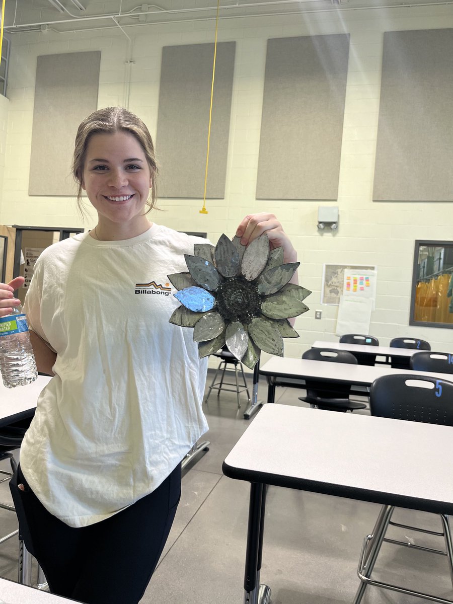 Check out this beautiful sunflower she welded!!! ⁦@LexingtonTwo⁩