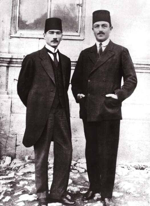 Mustafa Kemal Paşa ve Rauf Orbay Paşa
Sivas Kongresi - 4 Eylül 1919
#Atatürk #RaufOrbay #ADH #MKA #MustafaKemalinAskerleriyiz #CemaatlerKapatılsın #SivasKongresi