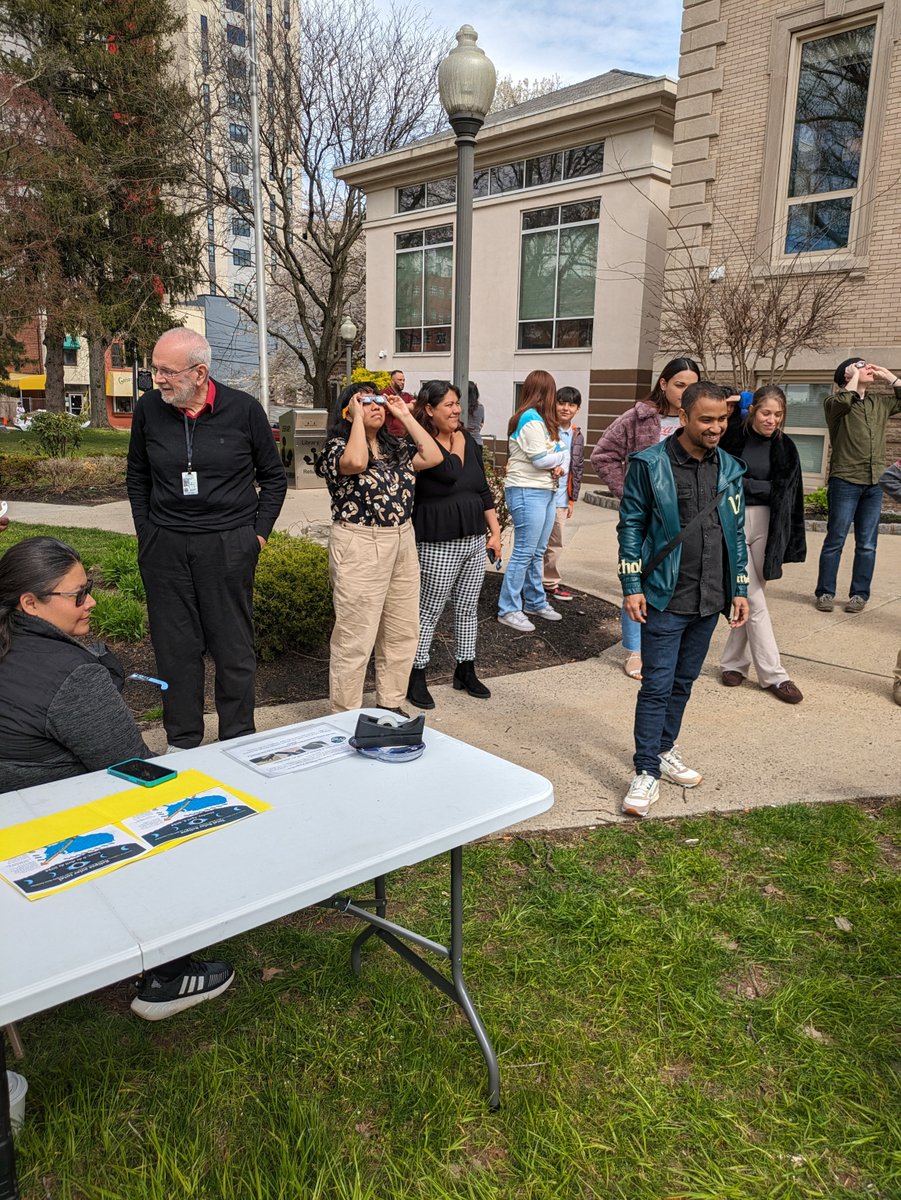 View photos from the NBFPL's #SolarScience program last Friday, as well as from the day of the #SolarEclipse, on our Flickr account! April 5's album: flickr.com/photos/nbfpl/a…; April 8's album: flickr.com/photos/nbfpl/a….
#NewBrunswickNJ #LibraryPrograms #Science #Eclipse