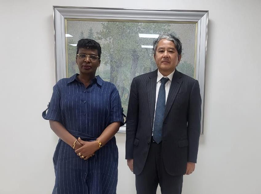 Visite de <a href="/MNizigama/">Marie Goreth Nizigama</a>  à l'Ambassade du Japon au #Mali pour renforcer le partenariat avec <a href="/onufemmesmali/">ONU Femmes au Mali</a>. SE. Mr UEZONO a marqué un intérêt particulier pour le rôle des femmes dans la gestion des conflits :"#lapaix n'est durable que si  les #femmes sont impliquées (...)"