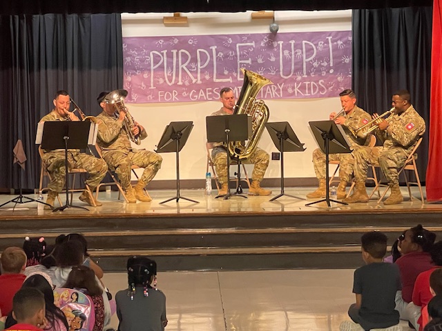 🎺 Glendale Acres Elementary had a special treat for the Month of the Military Child! 🎉 The Fort Liberty's 82nd Brass Band came to entertain students and staff, sharing insights into each instrument and how they create beautiful music together.