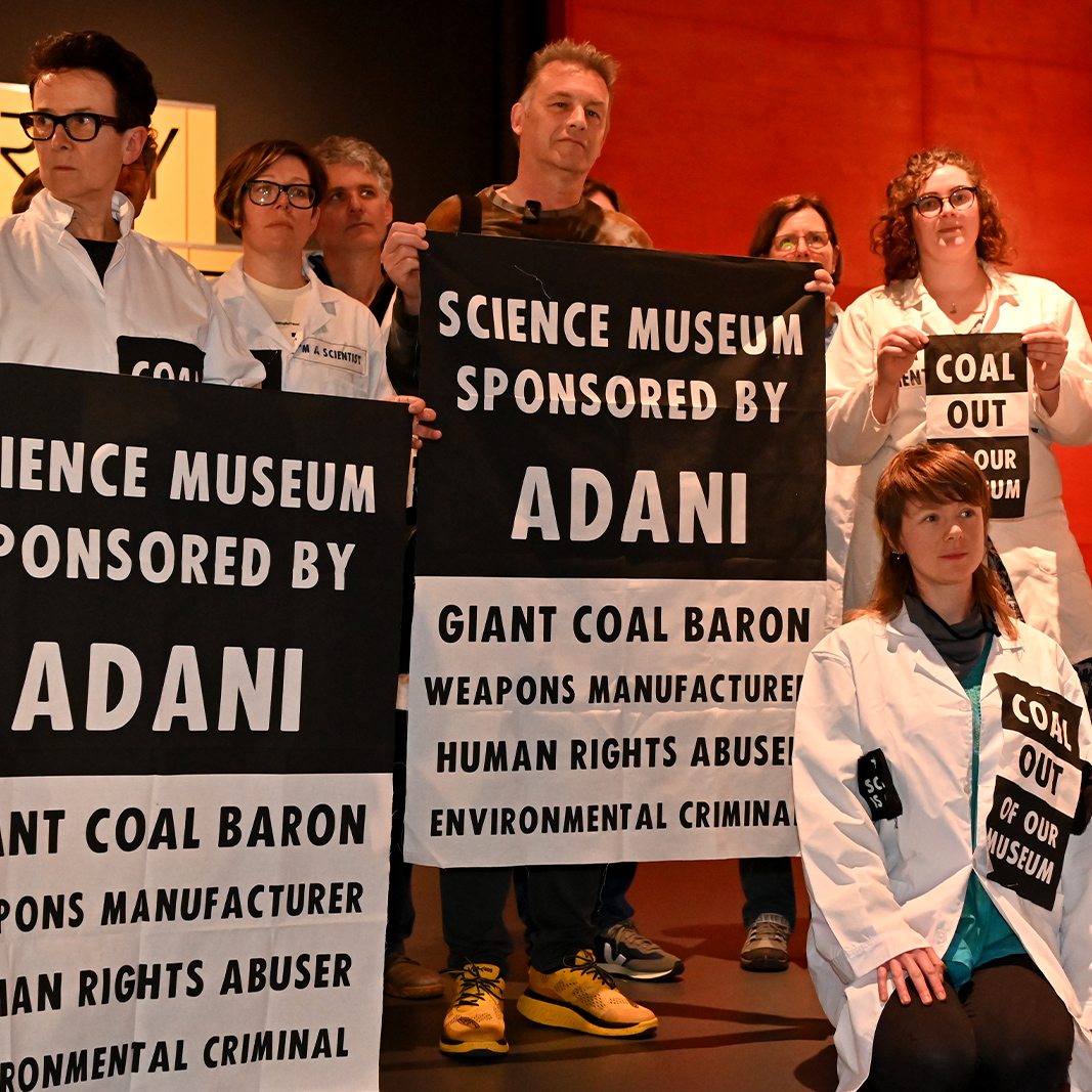 BREAKING: @ChrisGPackham, scientists & young activists have occupied the @sciencemuseum's Energy Revolution gallery in protest against the sponsorship of coal giant Adani.

'Science is understanding truth & beauty - it's grotesque for the Museum to promote coal!'
#DropAdani