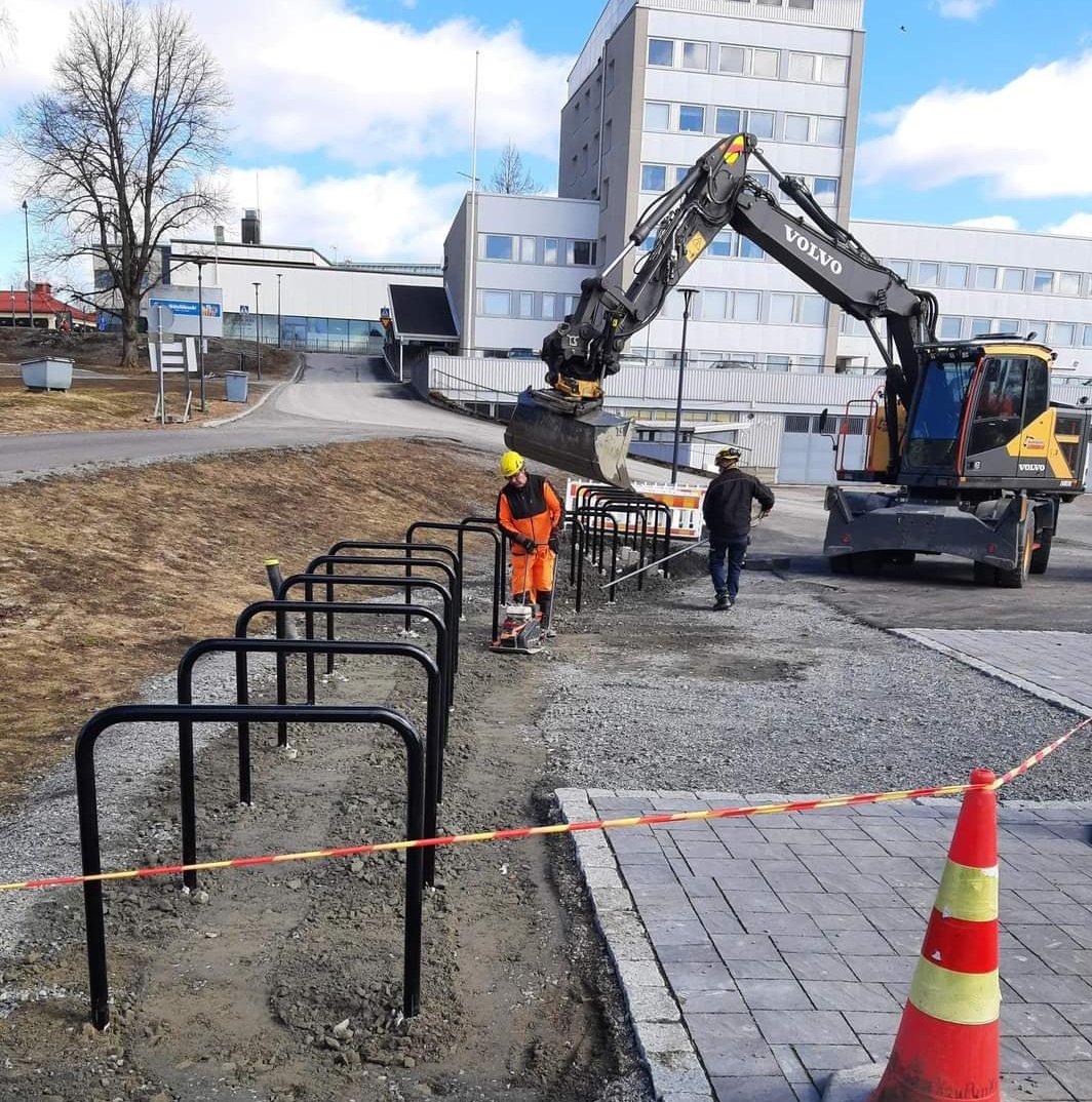 Katja Rissanen (@katja_rissanen) on Twitter photo Seppolan satamassa on käynnissä pyörätelineiden asentaminen. Pyöräpysäköintiä parannetaan myös uimahallin edustalla ja maauimalassa.
<a href="/TraficomFinland/">Liikenne- ja viestintävirasto Traficom</a> on myöntänyt <a href="/JamsanK/">Jämsän kaupunki</a> :lle valtionavustusta pyöräpysäköinnin olosuhteiden parantamiseen. #kävelynjapyöräilynedistäminen #jämsä Seppolan satamassa on käynnissä pyörätelineiden asentaminen. Pyöräpysäköintiä parannetaan myös uimahallin edustalla ja maauimalassa.
<a href="/TraficomFinland/">Liikenne- ja viestintävirasto Traficom</a> on myöntänyt <a href="/JamsanK/">Jämsän kaupunki</a> :lle valtionavustusta pyöräpysäköinnin olosuhteiden parantamiseen. #kävelynjapyöräilynedistäminen #jämsä