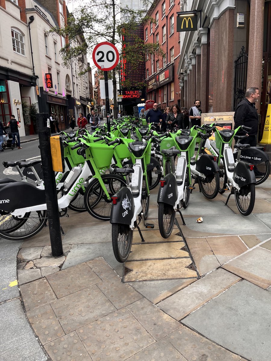 Impossible to use the pavement ⁦@PDimoldenberg⁩ of Great Windmill Street.