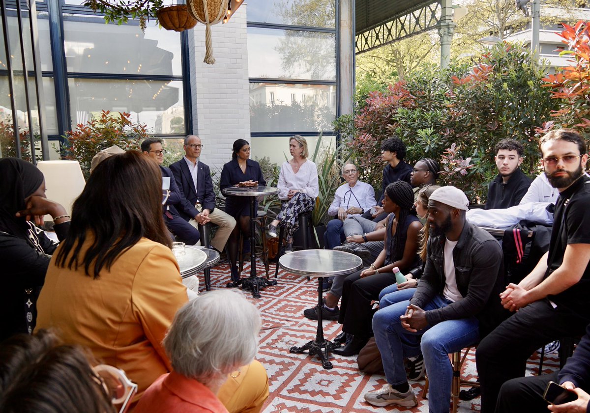 « Nous avons besoin de plus de moments de dialogue pour apprendre les uns des autres. » À Sèvres, ce soir, avec des citoyens de tous les âges, nous avons discuté de l'importance de voter. Une certitude: une République forte se nourrit du dialogue entre générations.