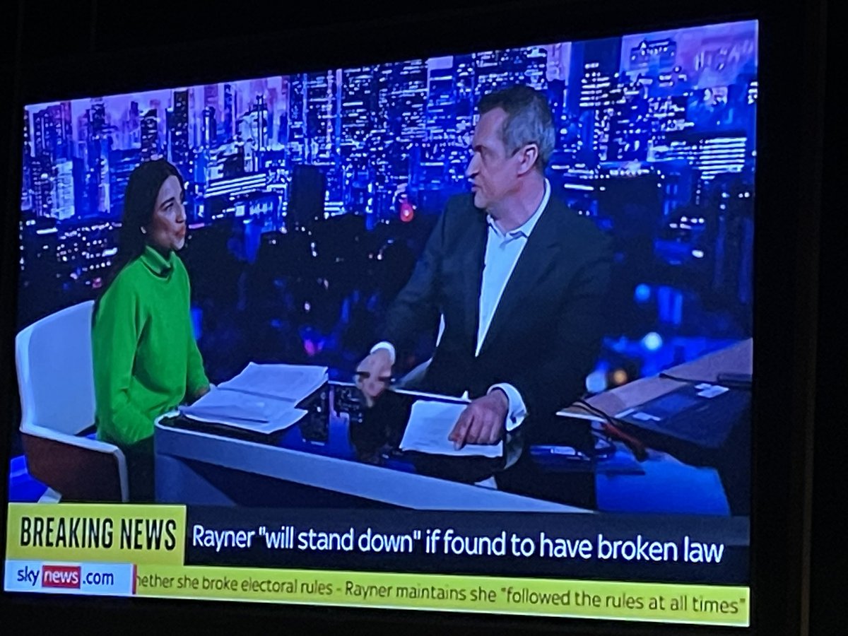 @MaxSkyNews I love this set. Even although big Niall is tieless. The desk. The backdrop. The graphics. Excellent @skynewsniall