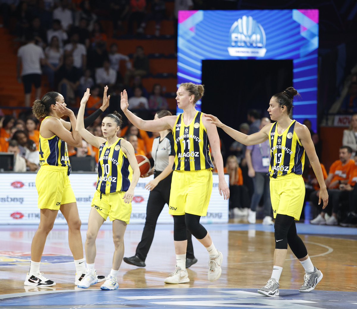 Kadınlar EuroLeague’de finale yükselen Fenerbahçe Alagöz Holding’i tebrik ediyor, şampiyonluk yolunda başarılar diliyorum.👏🏼 Bizlere Avrupa’da Türk gecesi yaşatan ÇBK Mersin'e teşekkür ediyorum.🇹🇷