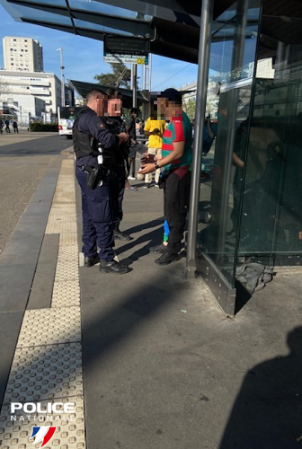 [#Protéger] Nos policiers en compagnie de la #CRS 82 investissent le quartier Bellevue à #Nantes et #StHerblain. Contrôles sur les points de deal, sécurisation des transports en commun @Naolib_Direct et fouilles de véhicules sur réquisitions du procureur de la république.