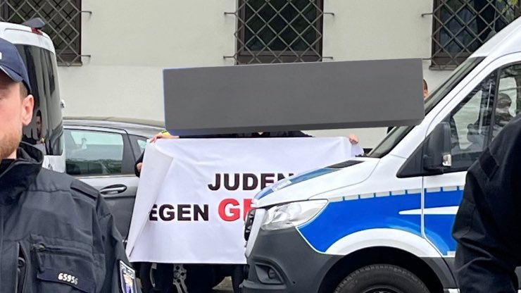 ‼ В Германии полиция арестовала еврейского активиста антисиониста, который вышел с плакатом 'Евреи против Геноцида..!'Т.е если ты против геноцида палестинцев значит ты преступник подлежащий аресту. Кровавые, злобные маньяками пытаются захватить мир. Человечество в опасности...!