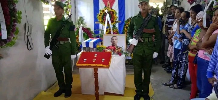 Los miembros de las FAR junto a su pueblo, se despiden de los combatientes Mayor Dairon González Espinosa, 1re Tte Carlos Enrique Frómeta Rodríguez y Stte Yunier Céspedes Escalona.Las más sinceras condolencias a sus familiares. #CubaHonra