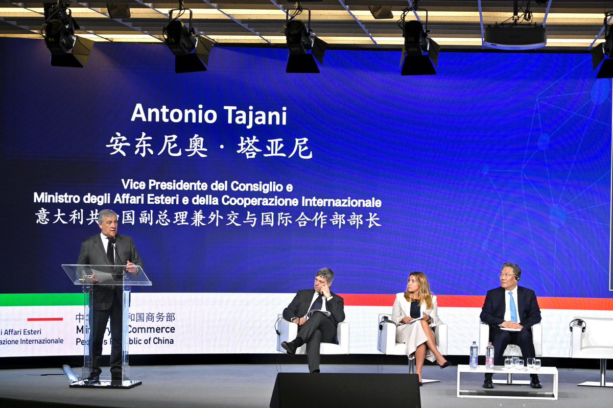 🇮🇹 🇨🇳 La #Cina è un punto di riferimento per l’Italia: il #MadeinItaly esporta beni per 19 miliardi € con importanti opportunità di crescita. 🗣️ Il Presidente di ICE @matteozoppas oggi al Forum di Dialogo Imprenditoriale Italia-Cina ha osservato come la Cina sia passata nel