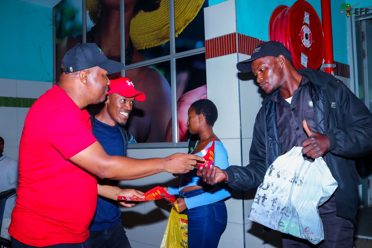 ♦️ In Pictures ♦️ EFF SG @DlaminiMarshall leading a Visibility Train Blitz on a train ride from Berea Station to KwaMnyandu Station in uMlazi. The EFF will take over government and wants to experience challenges faced by train commuters on a daily basis . #UmlaziTrainBlitz