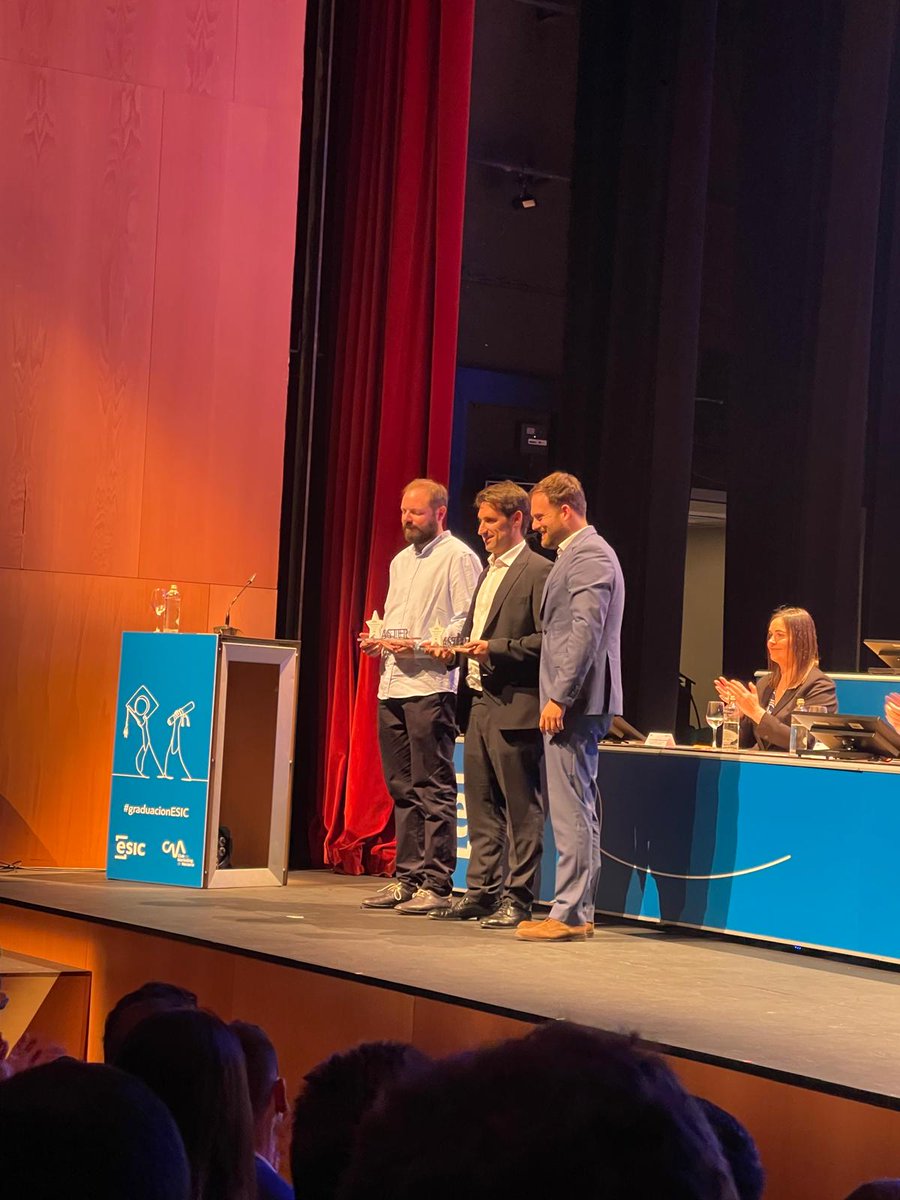 Premio Aster al Mejor Emprendedor a Kunak Technologies S.L.
Entrega: Gonzalo Soto Escudero.Responsable de emprendedores-Línea Inicia Caja Rural de Navarra
Recogen: D. Francisco Javier Fernández Huerta y Francisco Javier Alonso Caballero, co-founders at Kunak Technologies
#ESIC