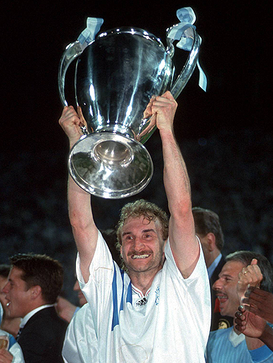 Un joyeux anniversaire à Rudi Voller 🇩🇪 qui fête aujourd'hui ses 64 ans 🎂🔵⚪️ #TeamOM