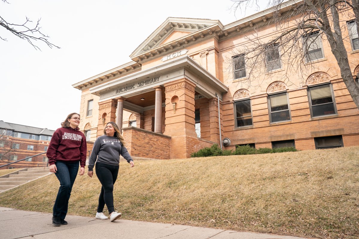 Are any high school students in your life thinking about Augsburg? Next week is the perfect opportunity to come to campus for a tour, info session, student panel, and free food! Register for next Friday's Experience Augsburg event from 9 a.m. - 1:30 p.m. loom.ly/x7qjwmU