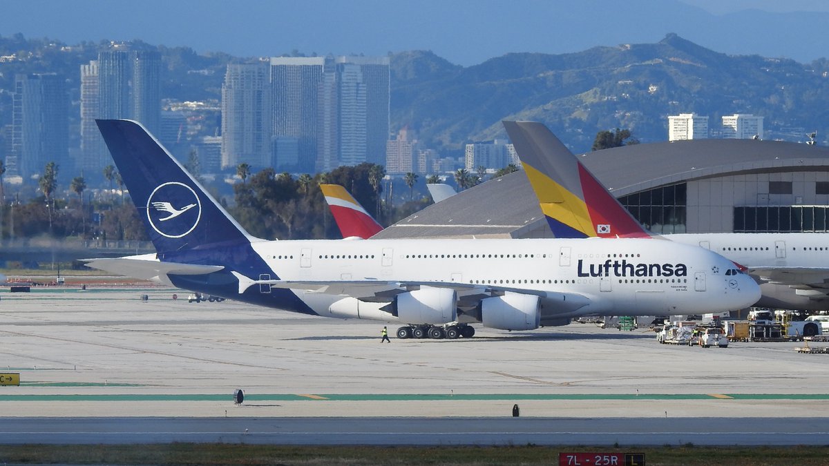 Great day to spot four #A380 aircraft at KLAX