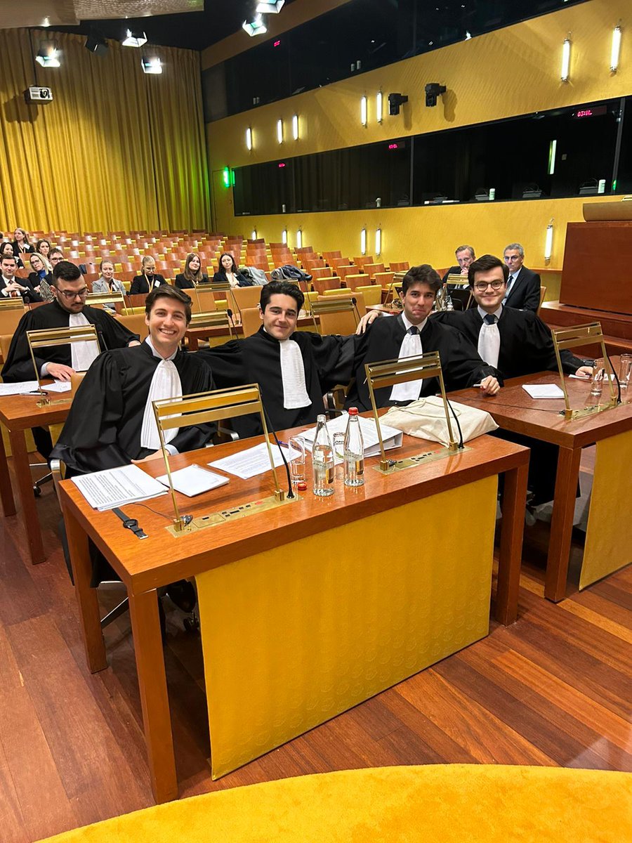 👏👏¡¡Enhorabuena a los estudiantes de @derecho_uam ganadores de la European Law Moot Competition en la Gran Sala del Tribunal de Justicia de la UE!! #OrgulloUAM 👉90 equipos de la UE y EEUU han participado en esta edición, en la que el equipo de la #UAM, con sus profesores…