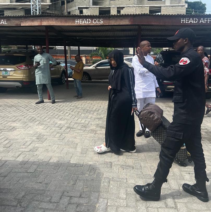 I think the judgment on Bobrisky was too harsh. He is a first-time offender who pleaded guilty. The judge showed no mercy. By the way, the LV bag that some of you use to show off is what the mummy of Lagos is taking to prison.