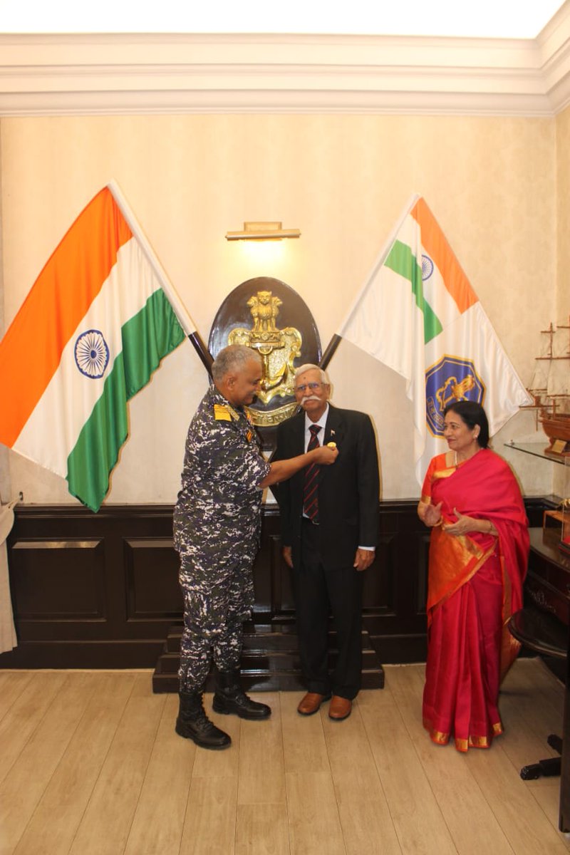 Adm R Hari Kumar, #CNS, awarded the CNS Commendation to Cmde RB D'Souza (Retd) and Cdr VK Santhanam (Retd) on #12Apr 24 at South Block, New Delhi for their yeoman service to the Naval Fraternity. @NAVYESM @SpokespersonMoD