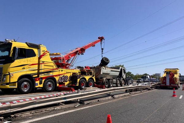 VIDÉO. Un spectaculaire accident sur l'A7 provoque des kilomètres de bouchons dans le Vaucluse et les Bouches-du-Rhône

Notre article 👉 france3-regions.francetvinfo.fr/provence-alpes…