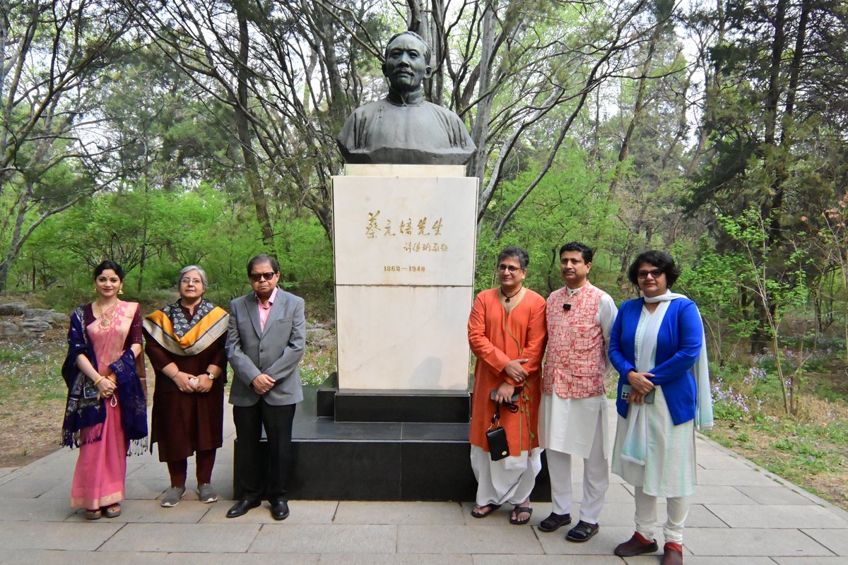 Celebrating a century of cultural bridges! This day marks 100 years since Rabindranath Tagore, Nobel laureate in Literature, first graced #PekingUniversity. Honoring this historic visit, Indian scholars joined us today for the India-China Scholar’s Seminar, walking by the…