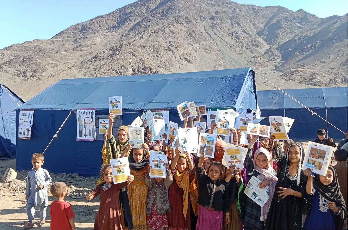 UNMAS's tweet image. Afghan returnees coming back from Pakistan face the risk of explosive hazards. The dangers they encounter are real and alarming. Let us raise awareness and support efforts to ensure their safe return and resettlement.
#Afghanistan #MineAction #ProtectAndBuild