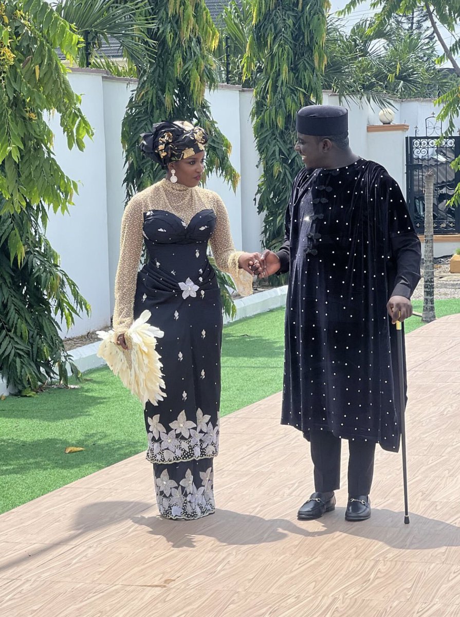 Even the wedding cloth from both bride and groom is black oo. Uncle Salem took this his favourite colour to his wedding too.