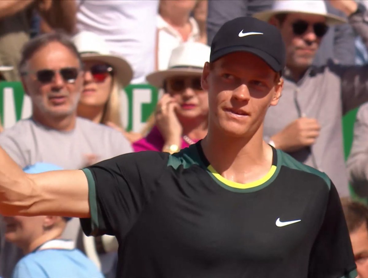 🥶 Jannik Sinner es inevitable. Quinta semifinal del año en cinco torneos. Es el alumno perfecto al que ninguna pregunta del examen le pilla por sorpresa. Ahora mismo tiene todas las respuestas. Mañana se medirá a un pletórico Stefanos Tsitsipas.