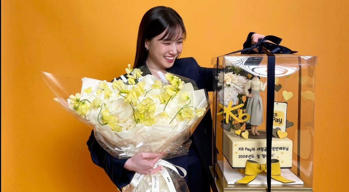 bin___bin0201's tweet photo. 20240412 빈별업(2) 💛
광고하느라 바쁜 박은빈ㅋㅋㅋ
#박은빈 #ParkEunBin
#KB국민카드 #KBPay #다되는페이 https://t.co/l68W6QQNxJ