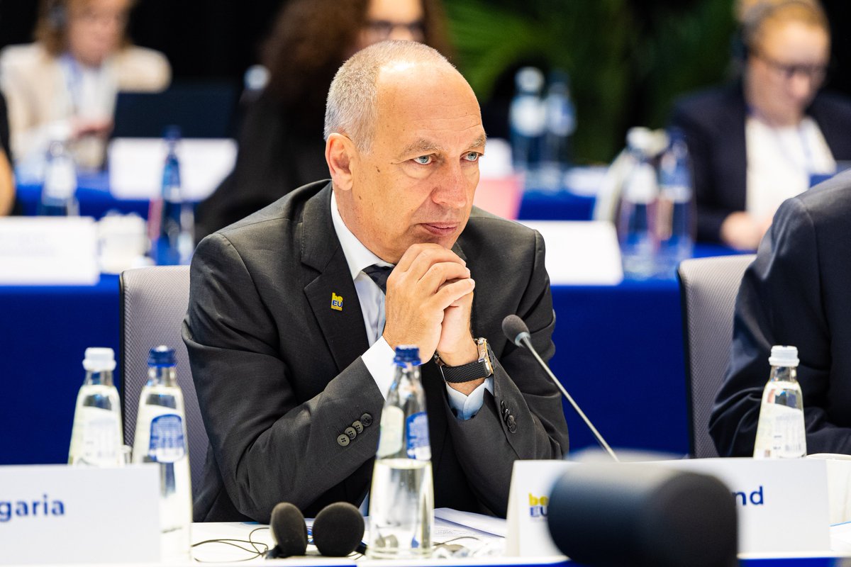 <a href="/bernardmaissen/">Bernard Maissen</a> vertritt als Staatssekretär die 🇨🇭 am informellen EU-Telekomrat in Louvain-la-Neuve, Belgien. Im Rat tauschen sich EU- und EFTA-Ministerinnen und Minister zu aktuellen Themen wie die Weiterentwicklung der Telekominfrastruktur und der Online-Sicherheit aus.