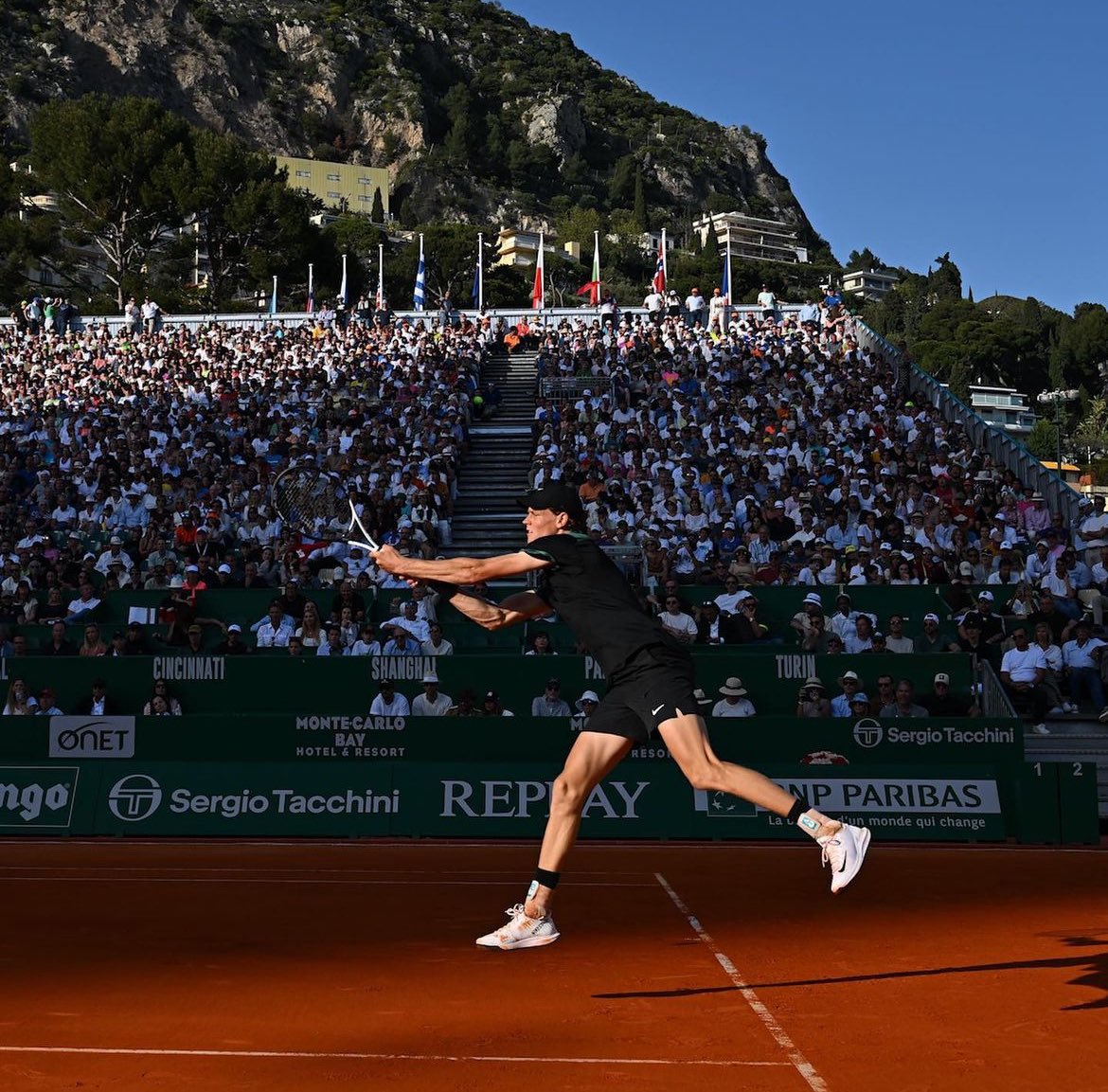 UNSTOPPABLE SINNER 🇮🇹 Jannik supera Holger Rune alla fine di una partita spigolosa e si regala per il 2º anno di fila la semifinale a Montecarlo. Si tratta dell’8ª SF in carriera a livello MS 1000 e della 25ª vittoria stagionale su 26 match giocati. #RolexMonteCarloMasters