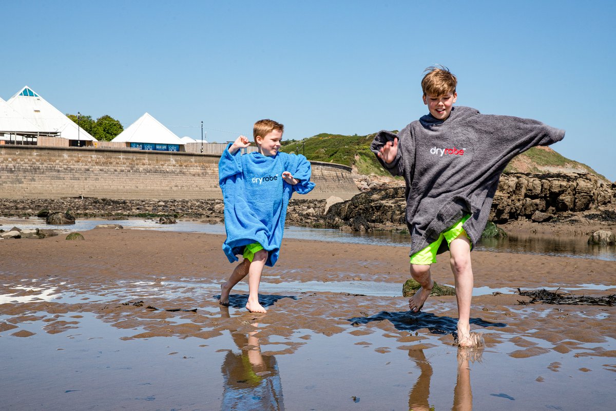 Made for days well spent at the beach 🌊🦀🏖️ Our Kids Organic Towel dryrobe® is 🪶 Lightweight ☁️Super-soft 💧Highly absorbent 🌱Made from 100% organic cotton Kit out your little explorers now👇 tinyurl.com/3vt3rfcn #dryrobe #dryrobeterritory