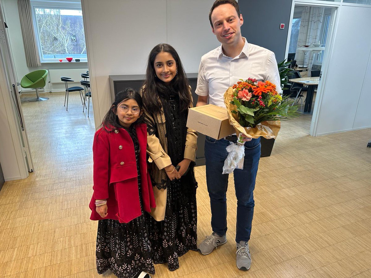 Muslimske kvinder for fred (@lajnadk) on Twitter photo Abeera og Maliha aflægger et særligt besøg hos <a href="/anderswolf/">Anders Wolf Andresen</a> (borgmesteren i Hvidovre) for at udtrykke deres eid-hilsne. Abeera og Maliha aflægger et særligt besøg hos <a href="/anderswolf/">Anders Wolf Andresen</a> (borgmesteren i Hvidovre) for at udtrykke deres eid-hilsne.