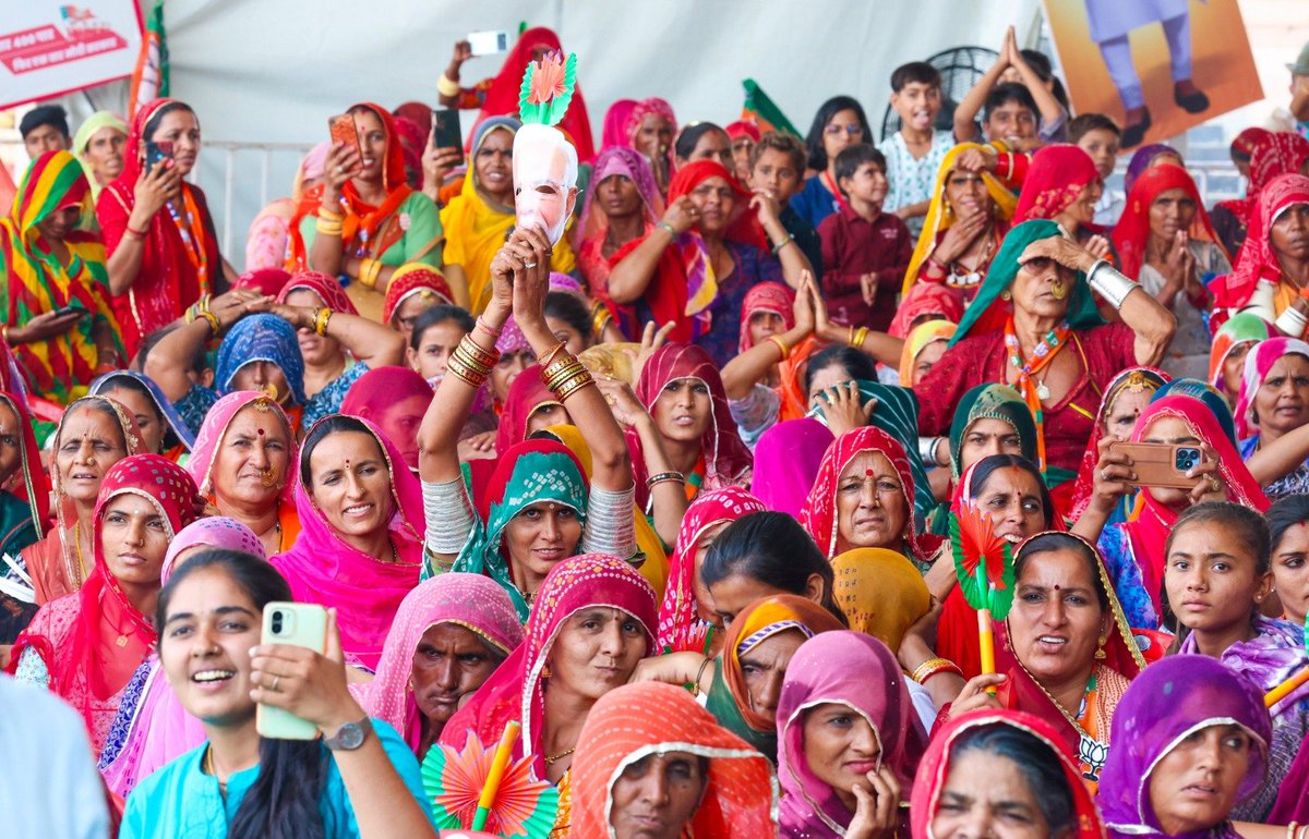 हम सीमावर्ती इलाकों को, सीमावर्ती गांवों को आखिरी गांव नहीं, देश का प्रथम गांव मानते हैं। प्रधानमंत्री श्री @narendramodi ने बाड़मेर, राजस्थान में विशाल जनसभा को संबोधित किया।