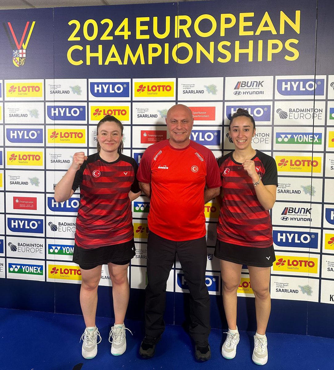 Almanya'da devam eden Büyükler Avrupa Badminton Şampiyonası Çift Kadınlar kategorisinde mücadele eden sporcularımız Bengisu ERÇETİN-Nazlıcan İNCİ Danimarkalı rakiplerini 2-1 yenerek yarı finale yükseldiler ve bu sonuçla bronz madalyayı garantilediler.