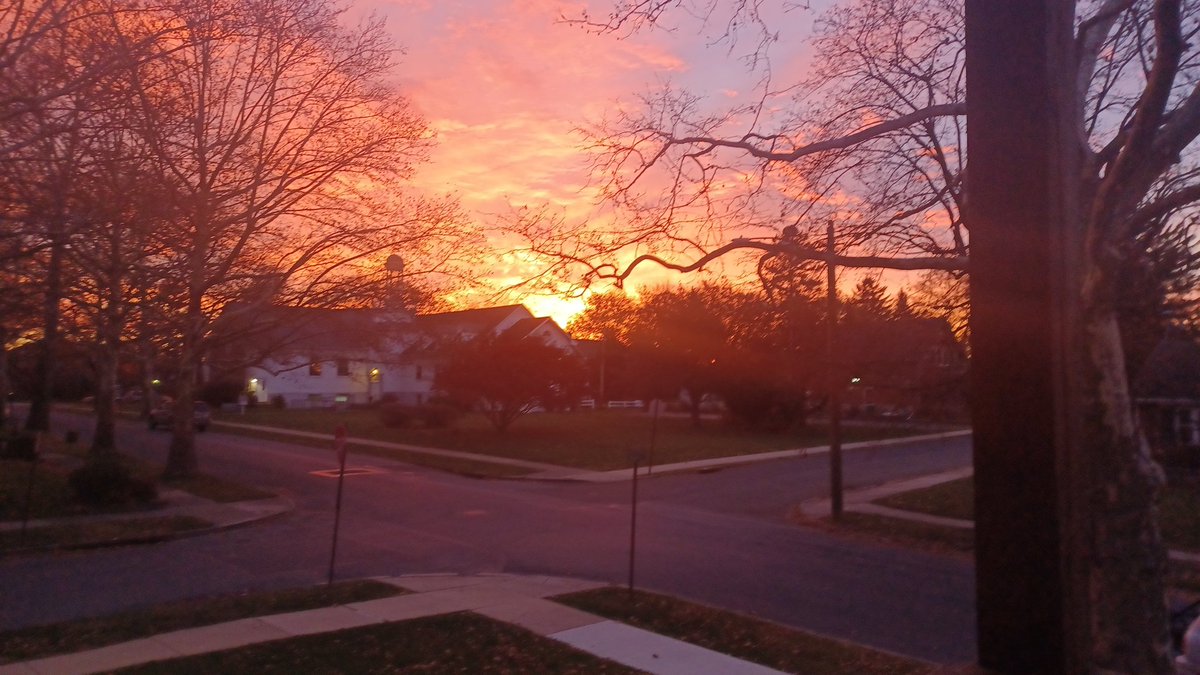 GM 🌅 
Some days start off better than others.  Skies like this are a reminder that our little rock floating in space is pretty damn dope!

Enjoy your day!
#artftw #finespraypaintart