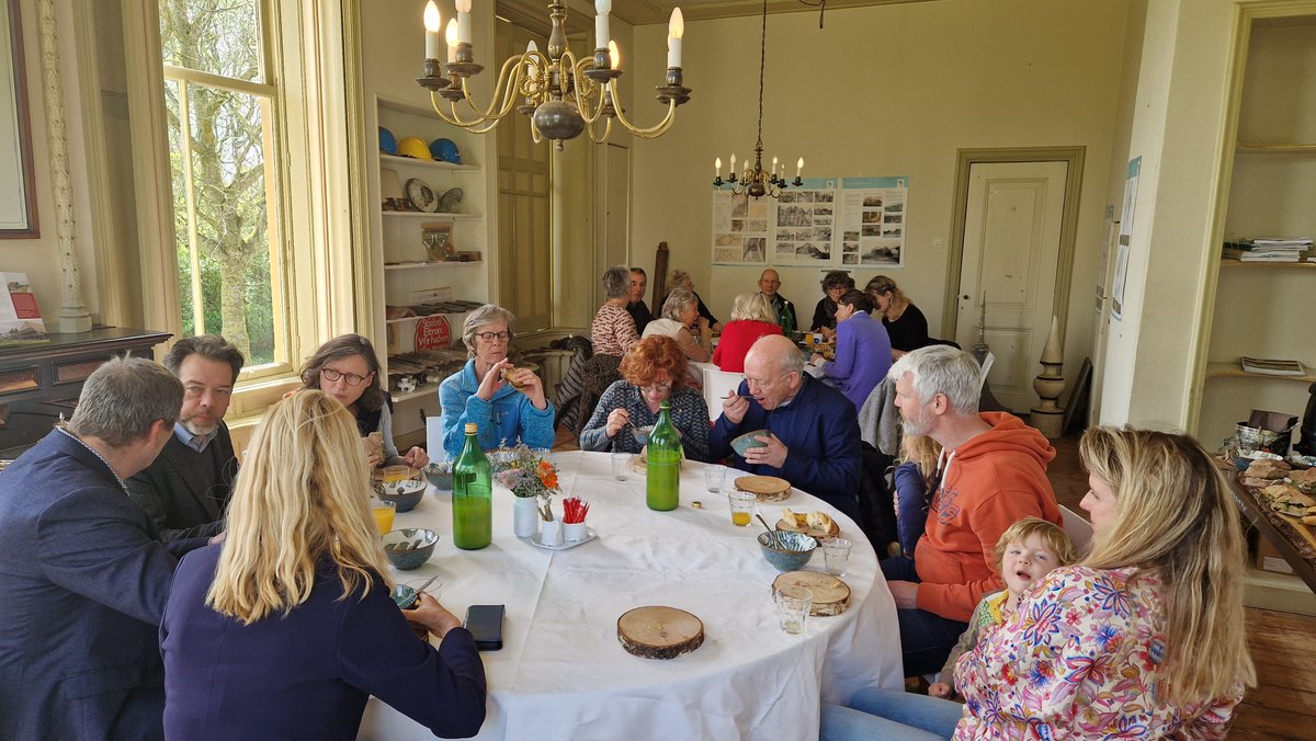 Indrukwekkende afsluiting van restauratie Occo Reintiesheerd bij Stedum in aanwezigheid van vorige eigenaar Lambert de Bont, nazaten van de vroegere herenboer én arbeider, buren, nieuwe bewoners, stadsdichter Esmé van den Boom, gedeputeerde Susan Top en wethouder Annalies Usmany.