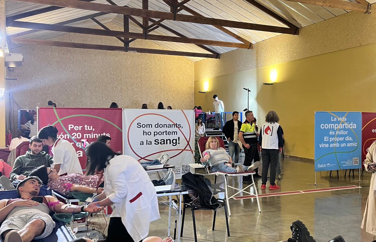 🩸 Professionals de l'#ICSEbre han participat avui a la inauguració de la Marató de Donants de Sang a Tortosa a l'espai Joan Moreira.
📢 Pots anar a @donarsang i plasma fins a les 🕔 21h
👏Gràcies a totes les persones que ja hi han participat! Anima't!
@icscat @salutcat @Tortosa