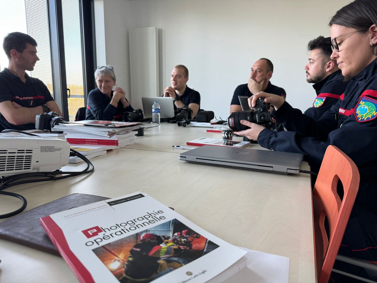 SoldatsdufeuMag's tweet photo. La cellule #images #Sdis56 a fait appel aux formateurs de SOLDATS DU FEU pour gagner en compétences en terme de #photographie opérationnelle. Une première journée de stage sous le soleil de #Bretagne 
#pompiers #ComOps #Secours https://t.co/YMREyNrqaG