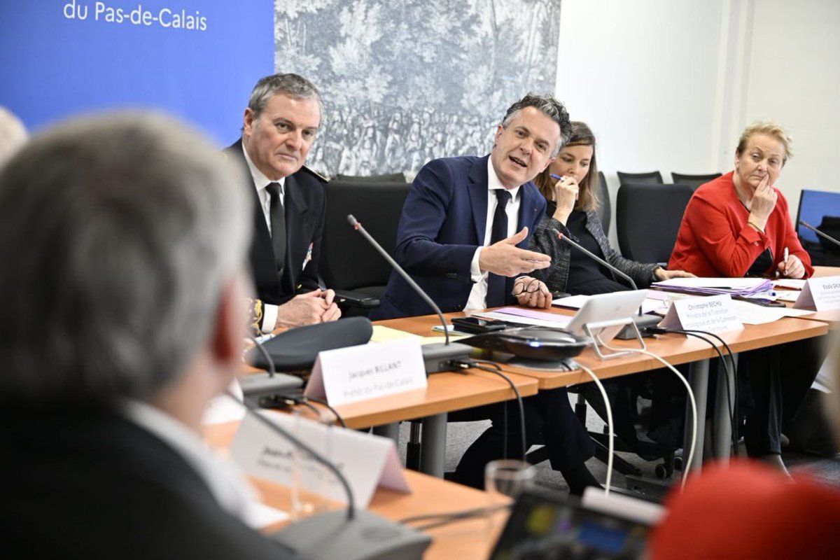 La région @hautsdefrance son président @xavierbertrand toujours sur le front des inondations. Réunion avec @ChristopheBechu pour poser les principes d’1 nouvelle gouvernance pour mise en œuvre rapide des travaux puis visite d’une ZEC @BethuneBruay qui a démontré son efficacité