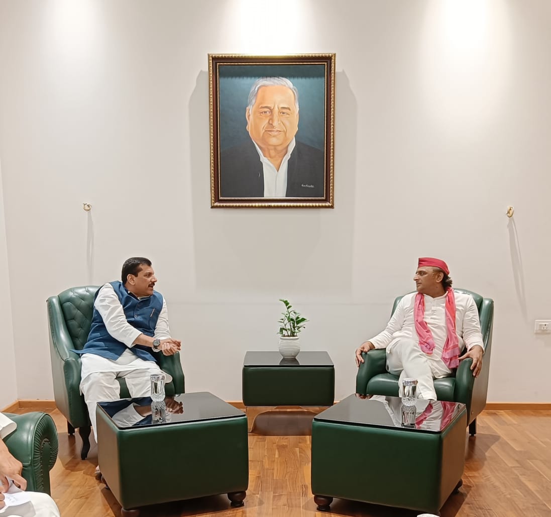 AAP के वरिष्ठ नेता एवं राज्यसभा सांसद Sanjay Singh ने की SP के अध्यक्ष Akhilesh Yadav से मुलाक़ात।

देश का लोकतंत्र और संविधान बचाने के लिए  INDIA Alliance मज़बूती से तानाशाह के ख़िलाफ़ लड़ेगा और जीतेगा।

<a href="/SanjayAzadSln/">Sanjay Singh AAP</a> <a href="/yadavakhilesh/">Akhilesh Yadav</a>