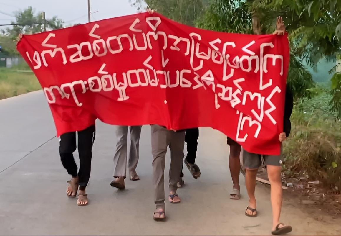 All Burma Federation of Student Union and NDOPSC staged a joint protest to demolish the #MilitaryDictatorship at somewhere of #Yangon on Apr12.

#AgainstConscriptionLaw           
#2024Apr12Coup              
#WhatsHappeningInMyanmar