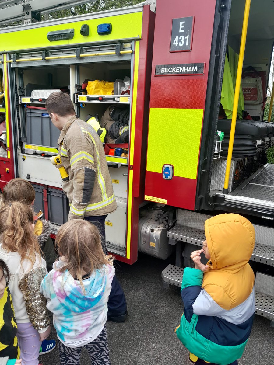 Our #Beckenham crews have been out meeting the future generation of firefighters during the #Easter holidays. Here's @BromleyLFB's newest firefighter, Jack, passing on some knowledge & home fire safety advice 👏🏻 👏🏻