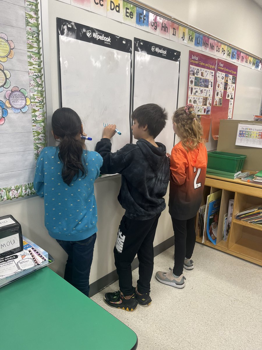 #BuildingThinkingClassrooms in a reading small group setting! The kids were so engaged and the teacher did amazing adapting BTC to her classroom setting! @pgliljedahl #BBpride