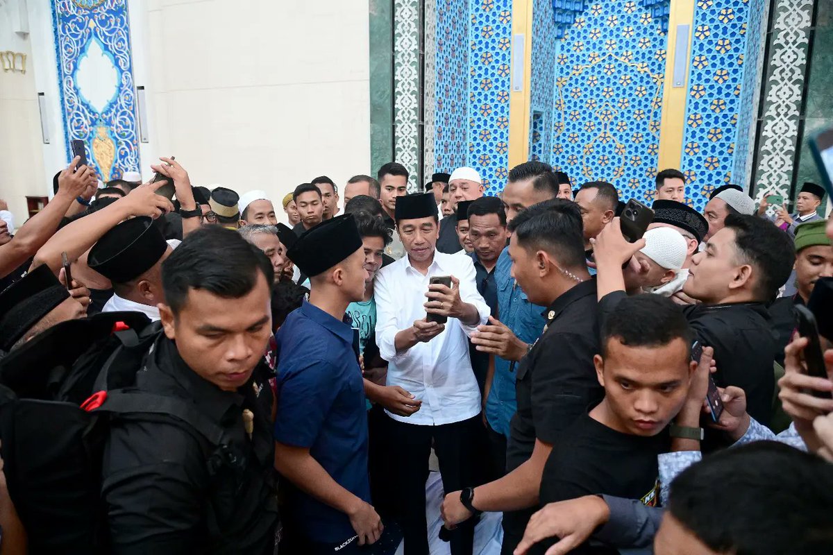 Pelaksanaan Salat Jumat di Masjid Agung Medan, alhamdulilah berlangsung khidmat. Khotbah bertajuk “Membumikan Makna Takwa untuk Menjadi Muslim Sejati” dari khatib Bapak Dedi Iskandar Batubara menyampaikan bahwa takwa memiliki tiga elemen yang saling berkaitan, yaitu iman, Islam,