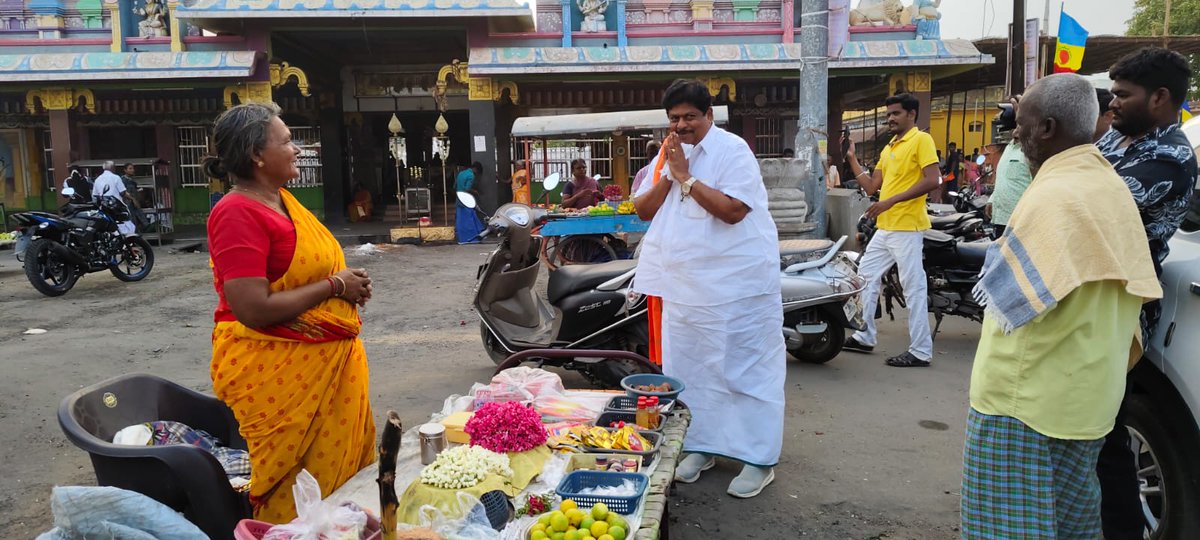 நாமக்கல் தொகுதிக்குட்பட்ட நஞ்சைஇடையார்,ஓலப்பாளையம், பால்பட்டி,பொன்னேரிபட்டி, மணப்பள்ளி,வண்டிகேட் ஊராட்சிகளில் அந்தந்த ஊராட்சிகளுக்கு தேவையான வளர்ச்சியை கொண்டு வந்தடைவேன் என வாக்குறுதி அளித்து பொதுமக்களிடம் தாமரை சின்னத்தில் வாக்களிக்குமாறு கேட்டுக் கொண்டார் @KPRamalingamMP.