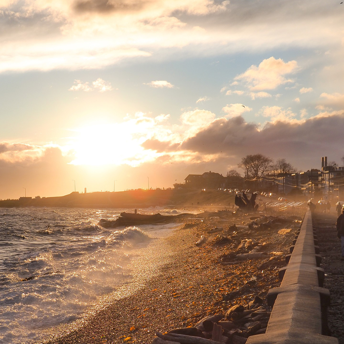 As the setting sun casts a warm glow over Victoria, the ocean comes alive with renewed vigor 🌊 📍: Ross Bay Pebbles Beach 📸: alexanderpatrickduncan (IG) #explorevictoria #sunset #rossbay #beach #explorebc