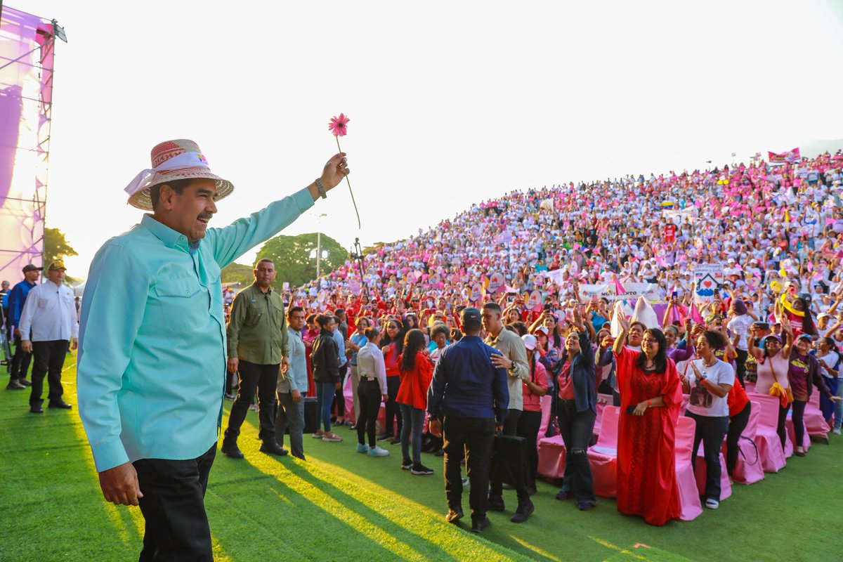 📢¡𝐀𝐬í 𝐥𝐨 𝐃𝐢𝐣𝐨! 🇻🇪 Pdte. @NicolasMaduro: La mujer hoy tiene el liderazgo social y comunal: más del 70% de las voceras electas democráticamente de todos los Consejos Comunales del país, más del 80% de los jefes de calle y comunidad son mujeres. #VenezuelaValiente