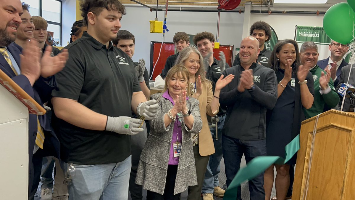 Exciting morning at @CranstonSchools, where we’re with @GDElectricBoat and @RIDeptEd to cut the ribbon on Cranston East’s Maritime Pipefitting Program. This is a hands-on program that leads to high-skill, high-growth, high-wage careers! #SENEDIABuilds #BuildSubmarines
